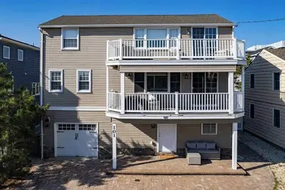 Image de 4 Br Beach Block Oceanview Home - Game Room, Hot Tub, Beach Chairs & Umbrellas,