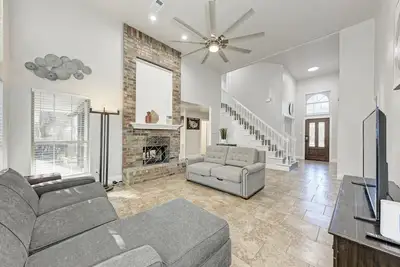 Image de 2 Story Home in Round Rock Sleeps 16 Guests