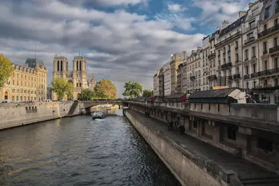Image de A Harmonious Blend Of Modern Comfort & Parisian Charm - Notre Dame