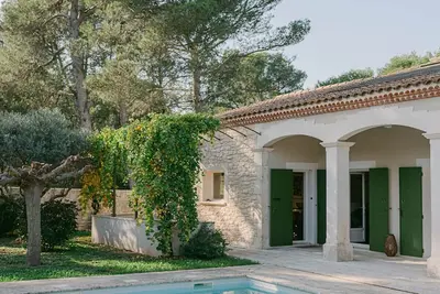 Image de Le Mas des Cigales: maison décorée avec goût avec piscine au cœur des Alpilles.