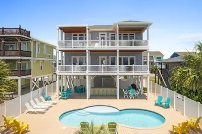 Image de Livin Life Salty is a 7 bedroom, 5 bathroom home with a private pool and elevator