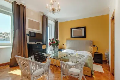 Image de Apartment Vindobona in Mali Lošinj, offers a balcony and a terrace with a beautiful sea view. <br> 
