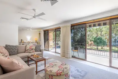 Image de 139 Government Rd - Pet Friendly, Air Con, WiFi, Water views