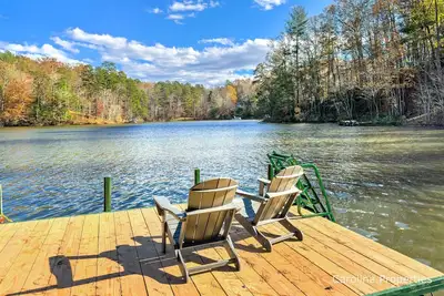 Image de Misty Mornings – Your Perfect Lakeside Retreat!