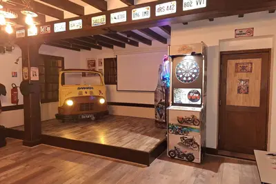Image de gîte de l'Olivier, chambres meublées, grand espace de vie et bar.