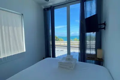 Image de Confortable beachfront Tiny Home.