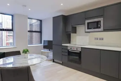Stylish & Central 2-Bedroom Apartment in Leeds