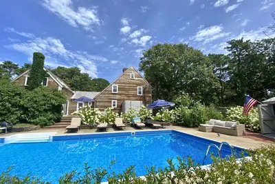 5-Bedroom Vacation Haven with Pool!