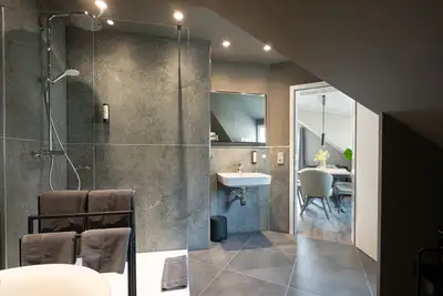 Image de Appartement-de Luxe-Salle de bain privée séparée-Vue sur Rue