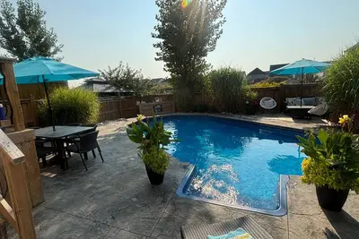 Image de New Modern bright two bedroom private entry unit with salt water pool oasis!