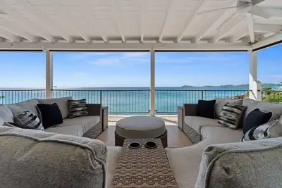Image de 2 oceanfront suites with water access! Solar/batt