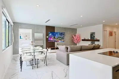 Image de Design District | Modern | 4 Br | Cloud Couch