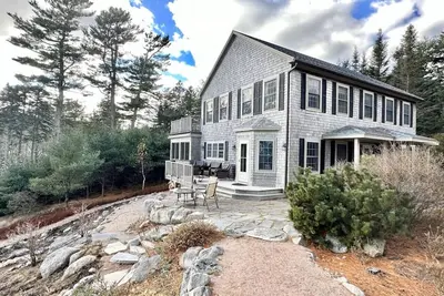 Image de Large 4br Waterfront Home with Dock! [Quarry Cove]