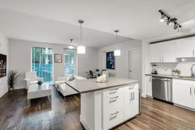 Image de Comfort & Convenience: 2br Unit with Free Parking!