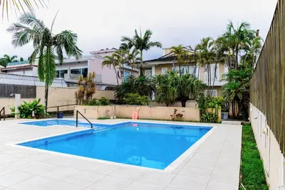 Image de Charmosa casa em Maresias, pé na areia c piscina