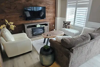 Image de Modern Home by Georgian Bay w/ hot tub. Pet friendly! !