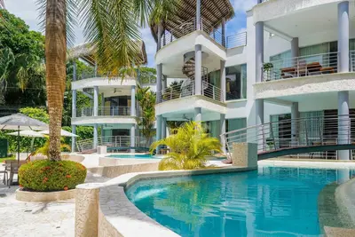 Image de Charming condo with pool, patio, balcony, central Ac & fully equipped kitchen