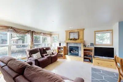 Image de Coastal home walking distance to the beach with outdoor shower & fireplace