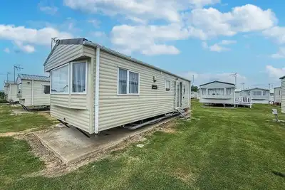Image de Brilliant 6 berth caravan at St Osyth Beach Park in Essex, ref 28038cw