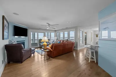 Image de Lovely Water-front Condo with Pool and Gym access - Central Ac