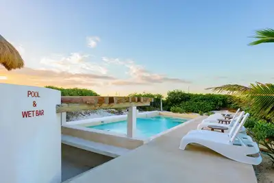 Image de Cozy beachfront apartment with ocean views, pool and balcony