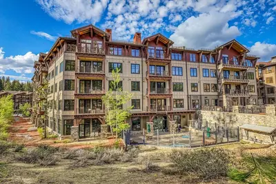 Image de Modern condo with shared hot tub, fireplace, and walk to lifts - golf nearby