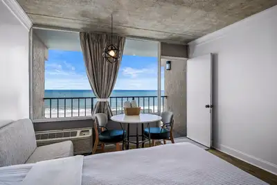 Image de All the comforts of home, with two oceanfront balconies!