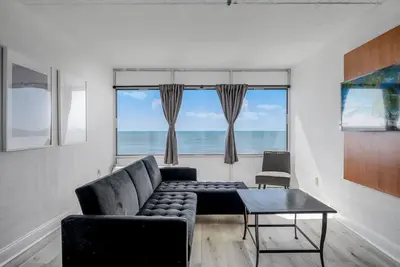 Image de Beautiful & spacious condo centrally located and right on top of the beach!