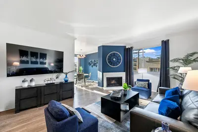 Image de Chic Beverly Hills Retreat: 2br Apt with Parking & Pool Access