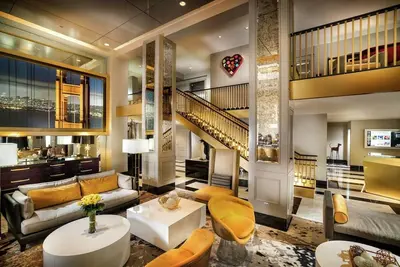 Image de Enchanting Celebrity King Suite, Relaxing Room, Amidst Union Square's Charm