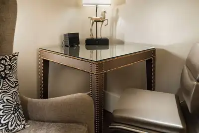 Image de Persona Queen Dream, Paw-Friendly & Inviting, San Francisco's Union Square Charm