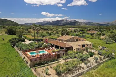Image de Enchanting Country House, Modernised Interiors & Pool Area, Superb Views - Ideal for Large Families