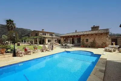Spacious Country House, A/C, Private Pool, Lovely Mountain Views in the La Font Area of Pollenca!