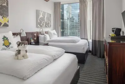 Image de 2 Inviting Rooms for Groups w/ Afternoon Delights Near Millennium Park