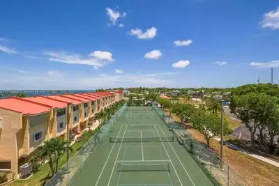 Image de Spacious & Remodeled condo w/ sunset views!