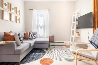 Image de Charming 2-bedroom apartment with parking in lovely Somerville