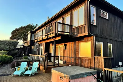 Image de Stylish Oceanfront Home with Stunning Bluff Views, Deck & Balcony - Near Beach