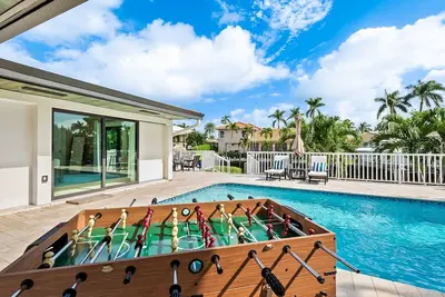 Image de Waterfront~Huge Heated Pool~Open Floor Plan~Big Patio with Lots of Seating + Dock~Near Beaches