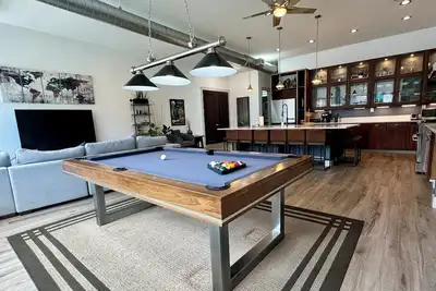 Image de Newly Renovated 4 Bedroom Loft & Private Balcony