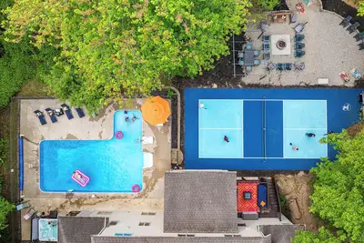 Image de Swimming in Amenities
