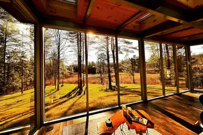 Image de Stunning Glass House nestled in the Vermont wilderness!