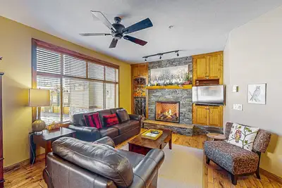 Image de Inviting ski-in/out condo with private hot tub, fireplace & elevator