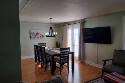 Image de Quite and spacious house with gulch passing through property & a park backyard