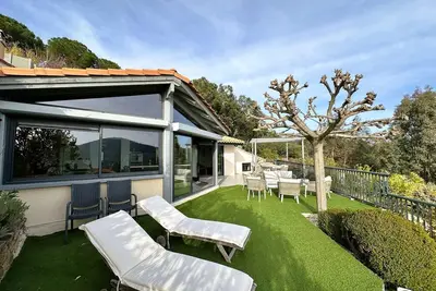 Image de Mazet climatisé pour 6 personnes avec vue mer et piscine collective, à La Londe-Les-Maures