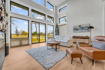 Image de Downtown Brand New Home