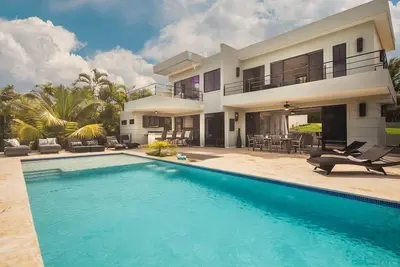Image de Warm tropical villa with private pool, guest-friendly