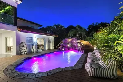 Image de Glam Manor 7, 000 Ft Mansion with Waterslide  Spa