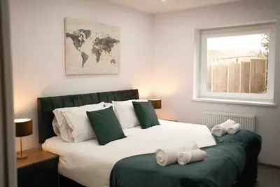 Sleeps 5 - Woodston Flat -  Secure Parking