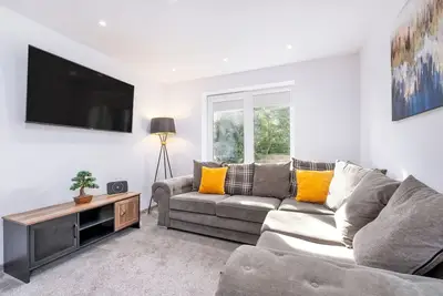 Sleeps 5 - Woodston Flat - Secure parking