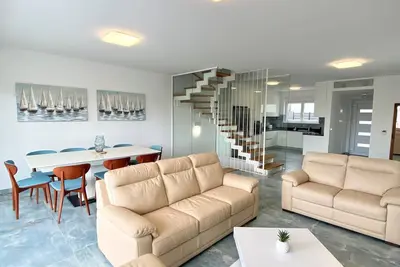 Image de Spacious 4-Bedroom Rental with Sauna, WiFi, and A\/C – Just 30m from the Beach